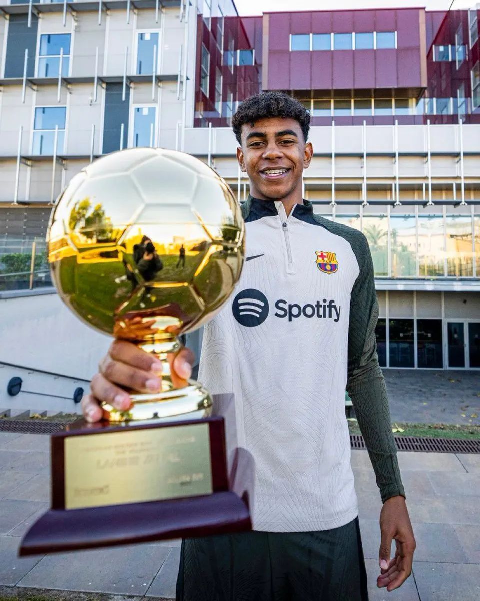 世体：巴萨内部认为买不起阿尔瓦雷斯，将重点收购凯恩（世体：巴萨自认无力引进阿尔瓦雷斯，转而主攻凯恩）