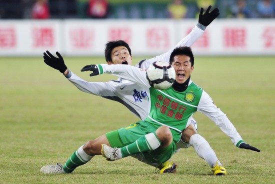 申京隔扣颜射亚当斯，后者按头锁喉遭申京“挑衅”：就扣你这混球