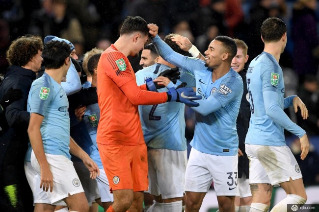 队报：纽约市长马姆达尼是铁杆枪迷，枪手旧将沙马赫送他球衣（队报：纽约市长马姆达尼是枪手死忠，阿森纳旧将沙马赫赠送球衣）