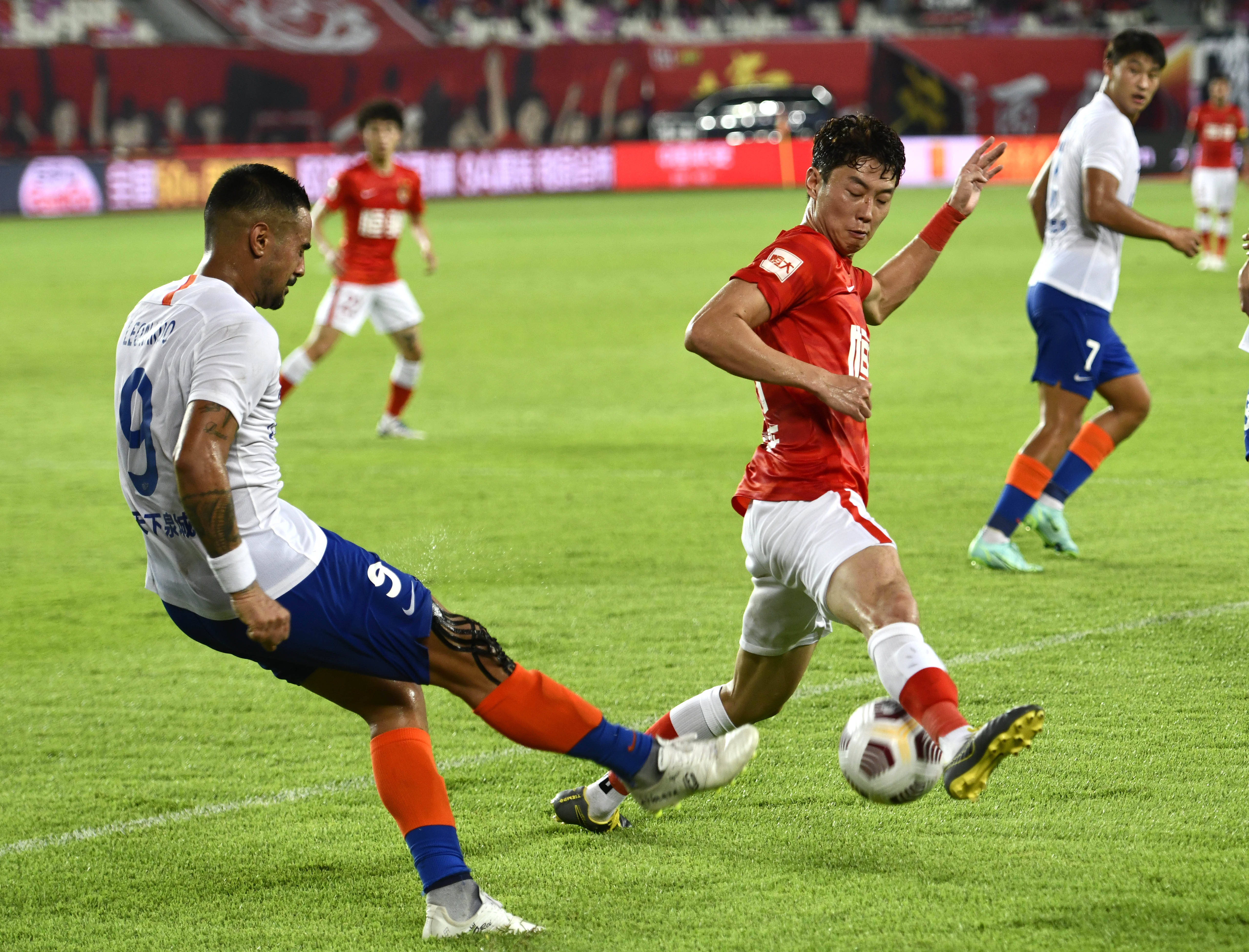 意甲战报：普利西奇梅开二度，米兰让二追三3-2逆转都灵（意甲：普利西奇双响，米兰连扳三球3-2逆转都灵）