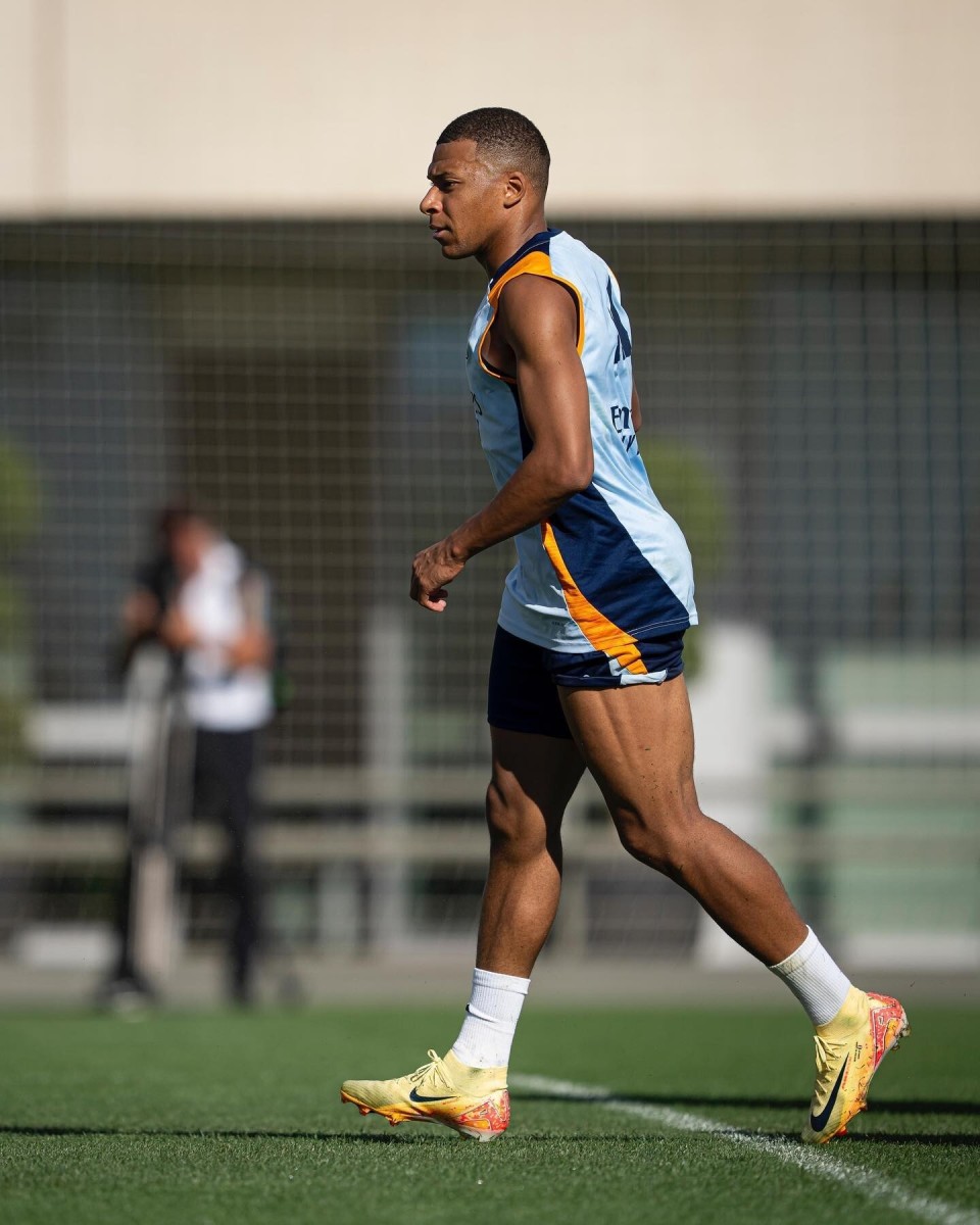 精彩，皇马女足前锋琳达-凯塞多打入一记马拉多纳式进球