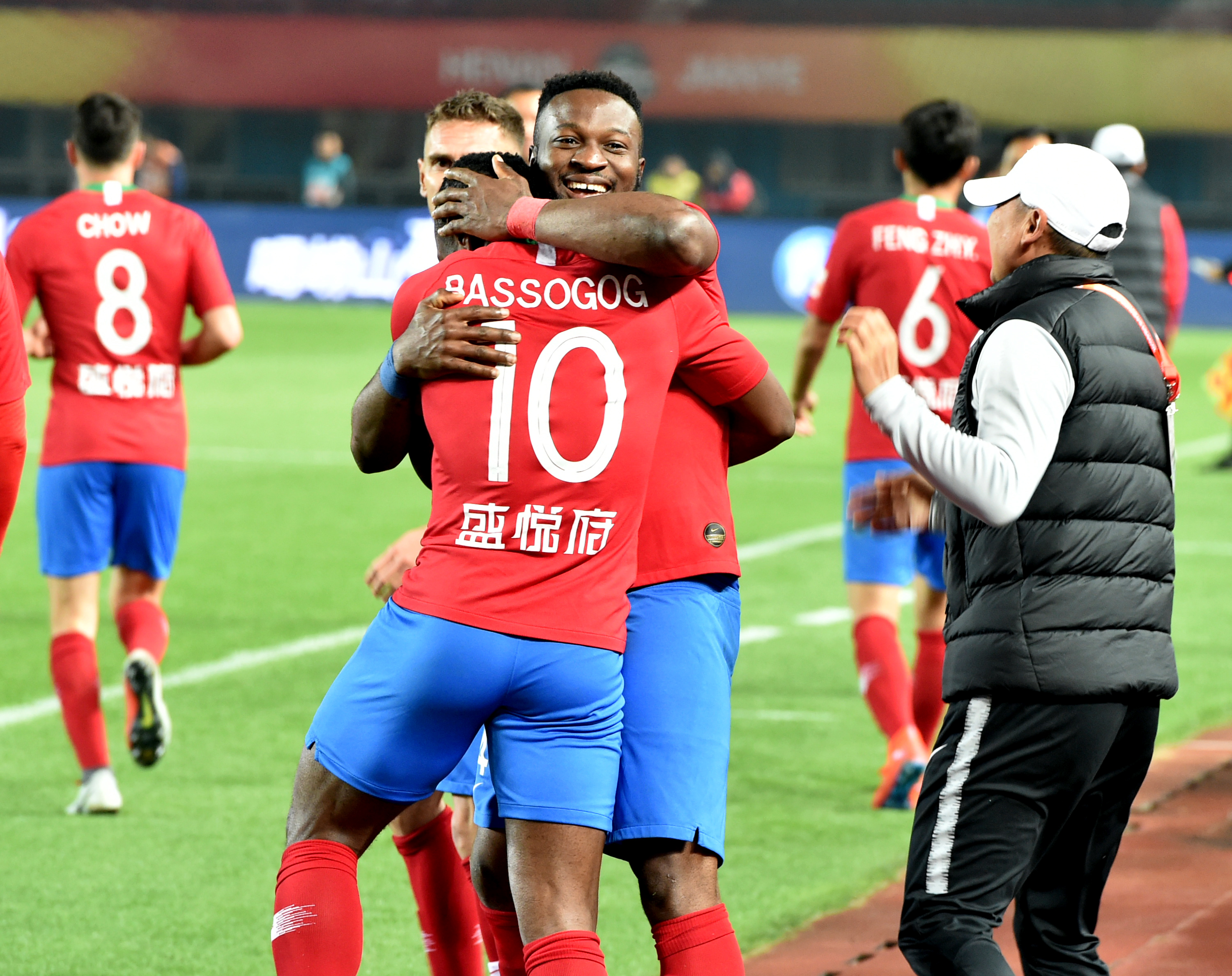 哥伦比亚小将奥罗斯科和曼联梯队训练，年满18岁后正式加盟（哥伦比亚新星奥罗斯科随曼联梯队合练，满18岁后正式签约加盟）