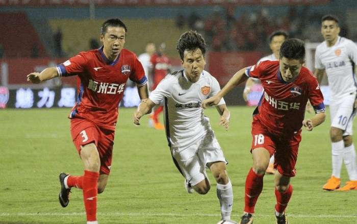 记者：切尔西在努力引进罗克，曼联也在关注他的情况